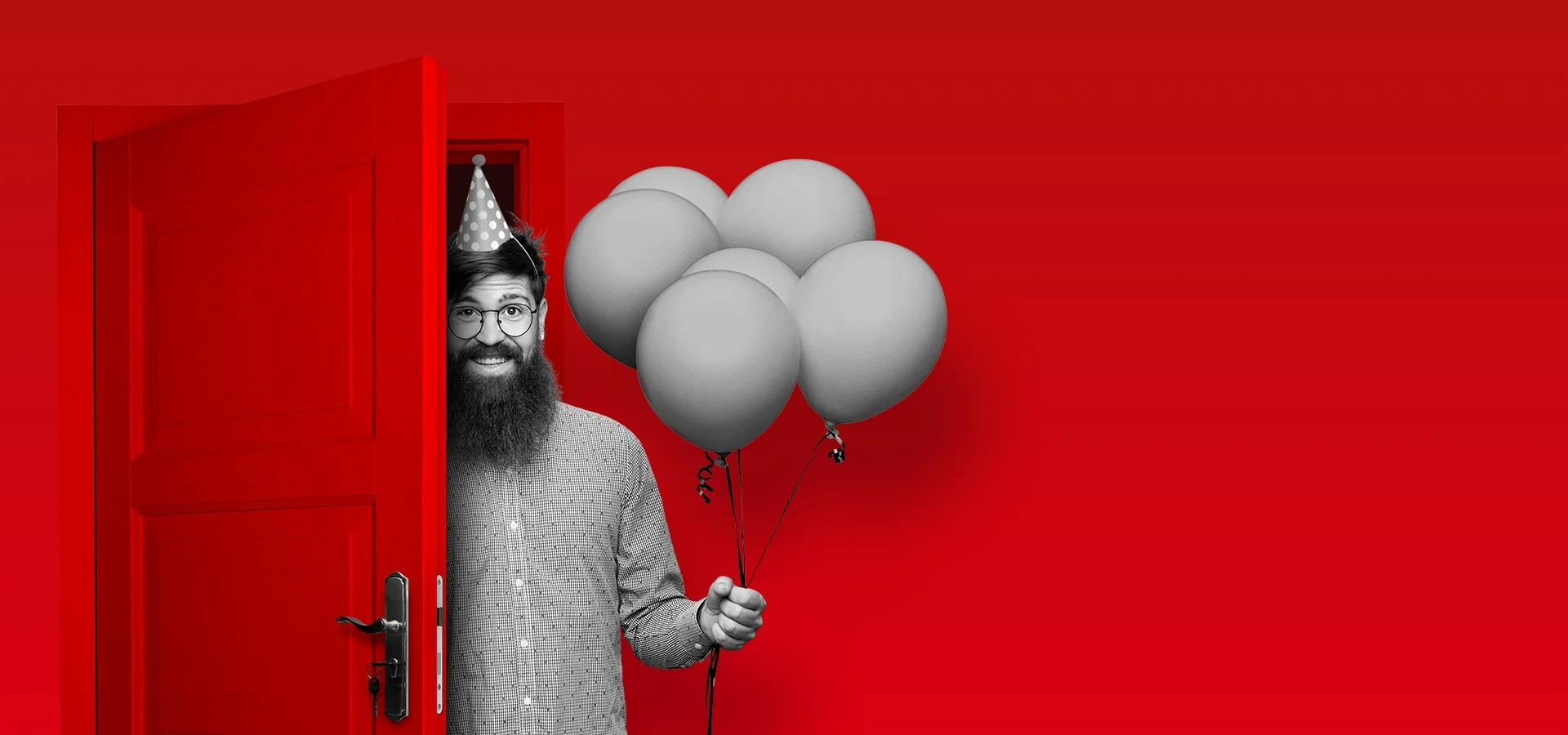 Muž, který vychází ze dveří a drží 6 balónků.