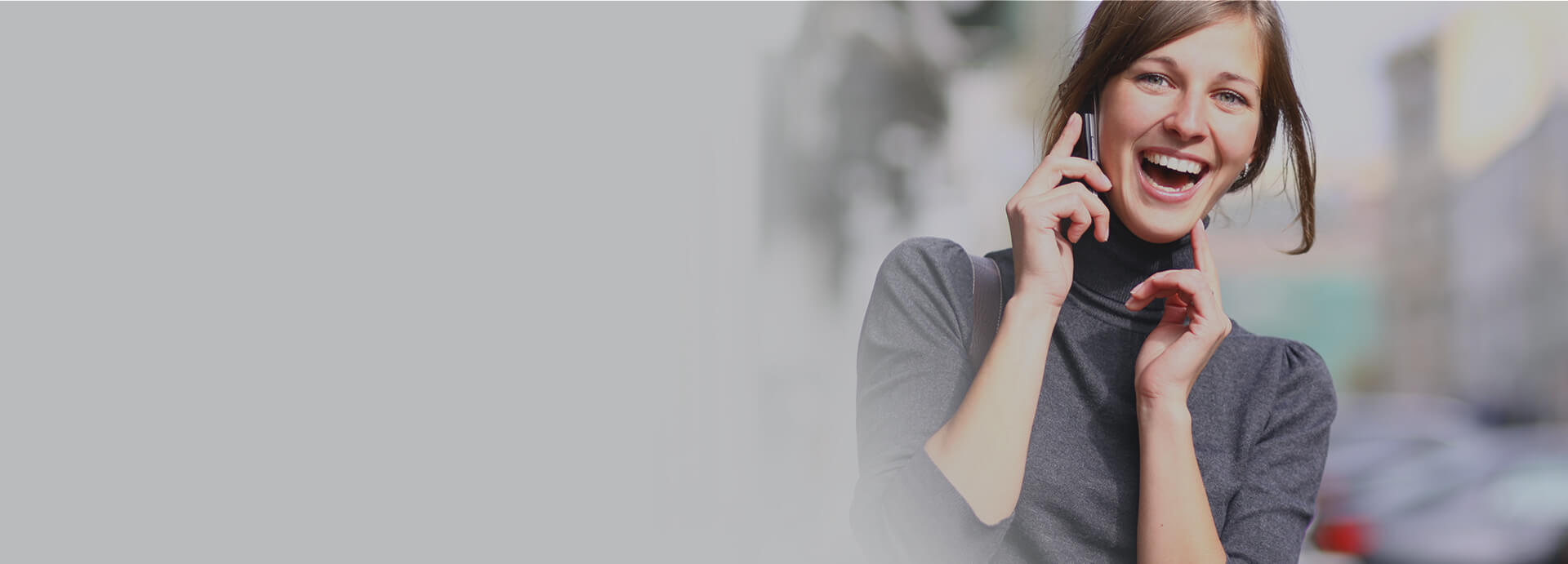Žena, která telefonuje přes mobilní telefon