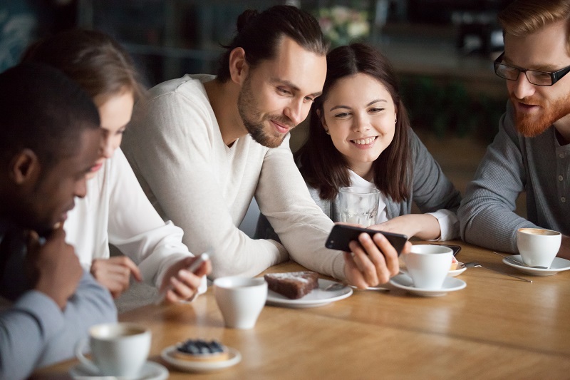 Lidé si prohlížejí novou nabídku mobilních tarifů