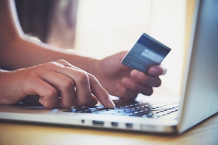 5 věcí, které si ohlídejte, když platíte kartou na internetu