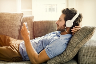 Jak sledovat TV pořady a seriály na mobilech? Zkuste internetovou televizi